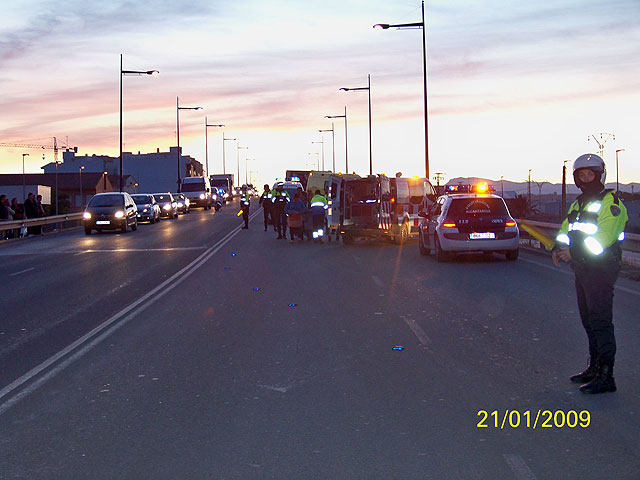 Agentes de la Policia Local de Alcantarilla intervienen en un accidente de circulación en la Avda. Príncipe de esta localidad - 2, Foto 2