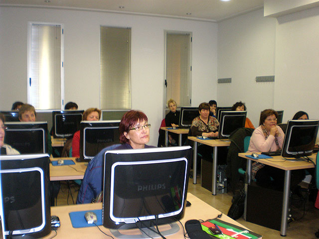 Se ponen en marcha dos cursos de informática para mujeres y personas mayores - 1, Foto 1