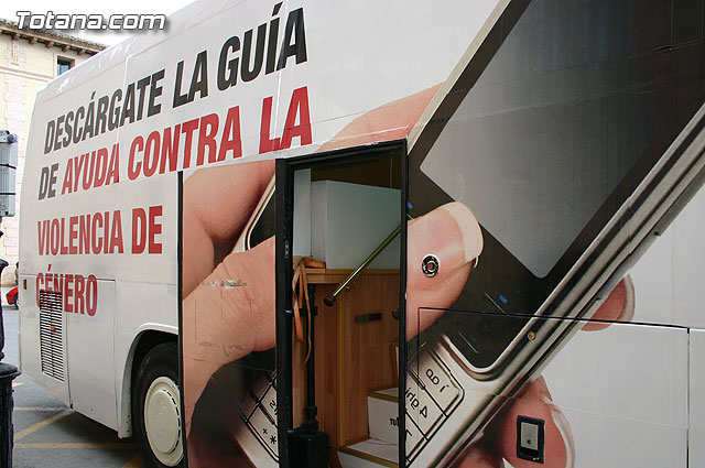 Más de 250 alumnos, jóvenes y mujeres pasan por el aula móvil informativa sobre la prevención de la violencia de género, Foto 1