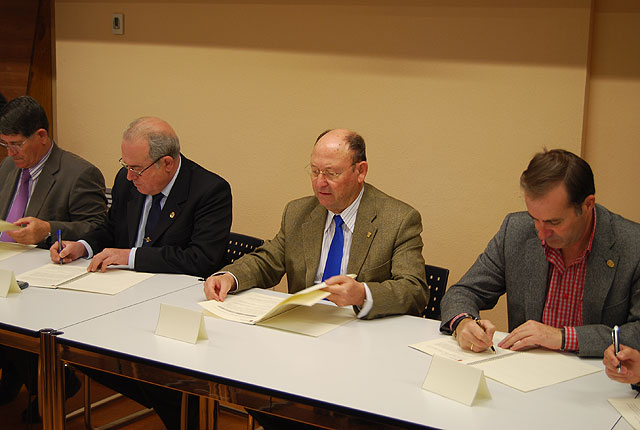 El alcalde firma un convenio para la construcción de pistas polideportivas en las pedanías - 1, Foto 1