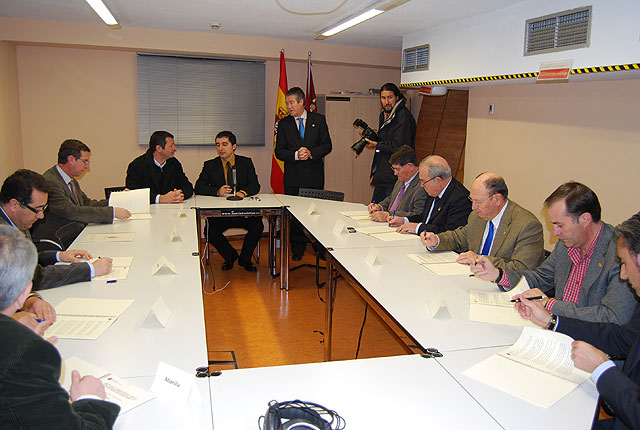 El alcalde firma un convenio para la construccin de pistas polideportivas en las pedanas, Foto 2