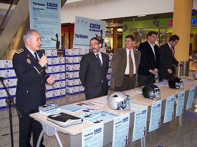 Entregados los 100 primeros cascos de la Campaña de Seguridad Vial promovida por el Ayuntamiento de Águilas - 1, Foto 1