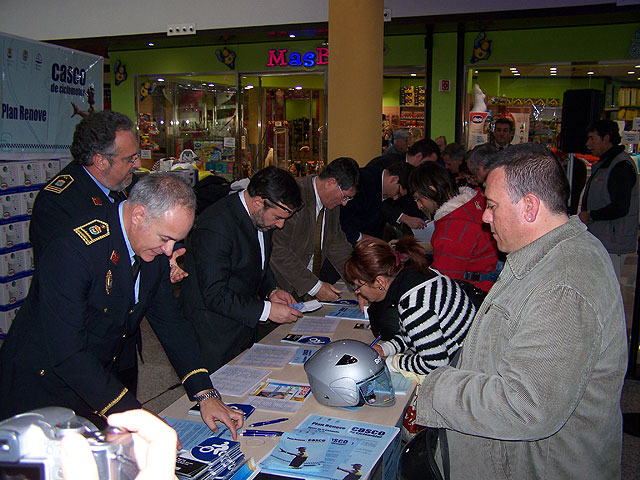 Entregados los 100 primeros cascos de la Campaña de Seguridad Vial promovida por el Ayuntamiento de Águilas - 2, Foto 2