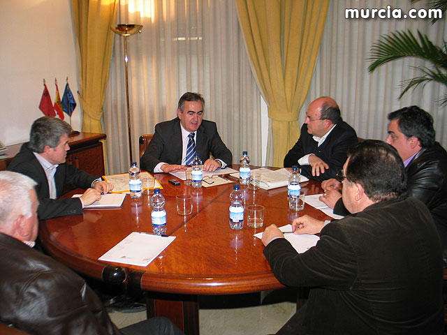 González Tovar recibe a empresarios de Totana para tratar asuntos relacionados con el AVE - 1, Foto 1