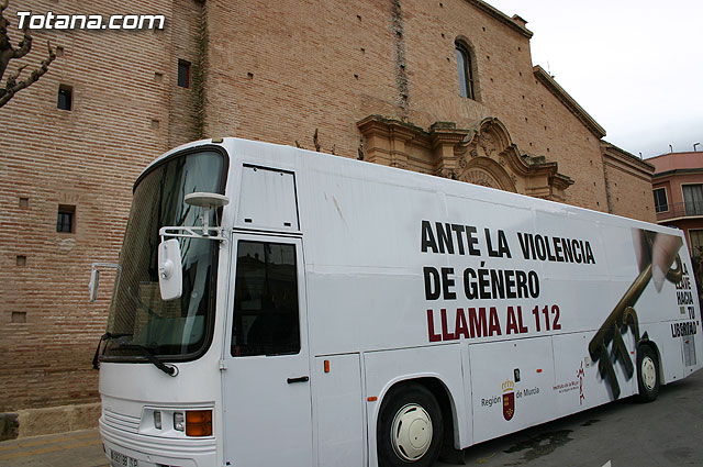 Ms de 250 alumnos, jvenes y mujeres pasan por el aula mvil informativa sobre la prevencin de la violencia de gnero - 1