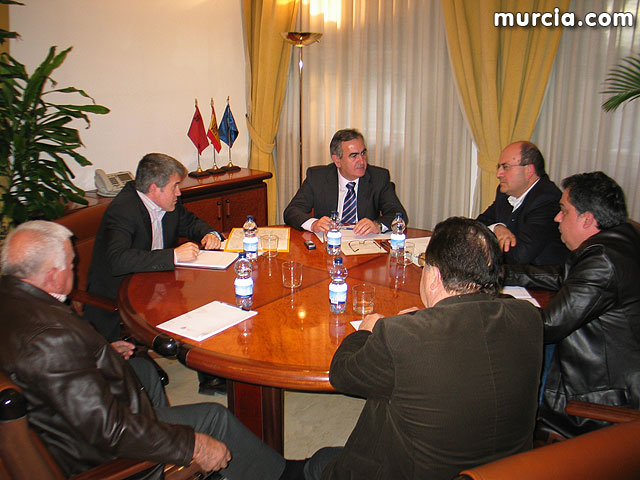 Gonzlez Tovar recibe a empresarios de Totana para tratar asuntos relacionados con el AVE - 4