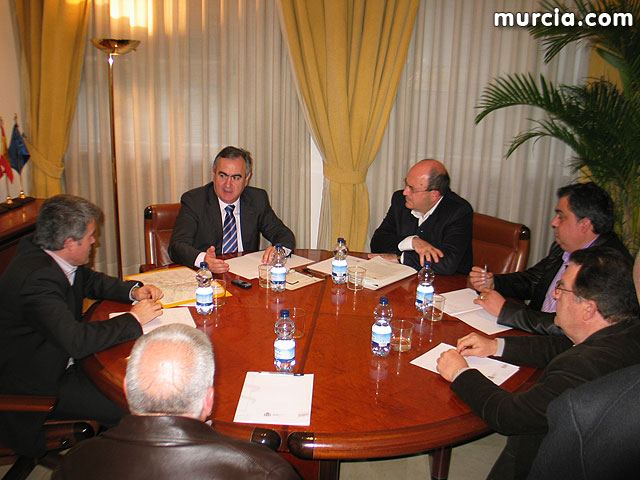 Gonzlez Tovar recibe a empresarios de Totana para tratar asuntos relacionados con el AVE - 8