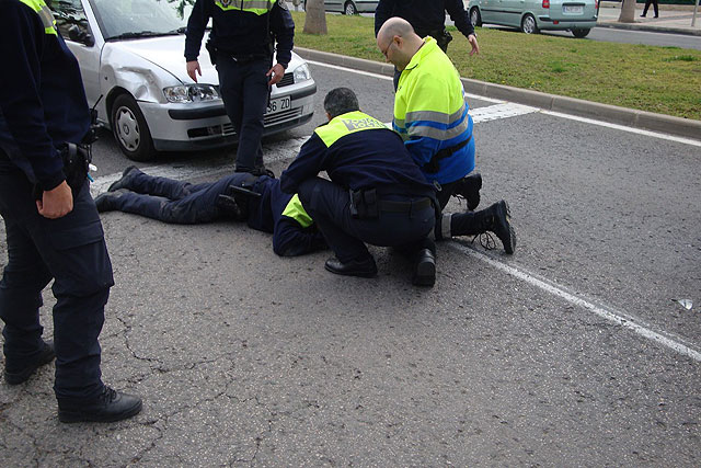 Un policía local resulta herido durante la huida de un individuo que conducía sin carné - 1, Foto 1