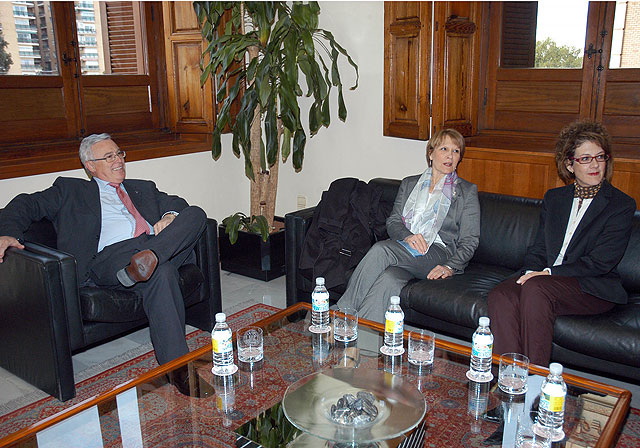 La presidenta de la Universidad francesa de Cergy-Pontoise se interesa por la colaboración con la Universidad de Murcia - 2, Foto 2
