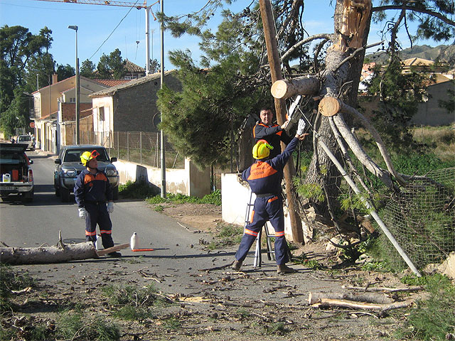 Voluntarios de Protección Civil y agentes de la Policía Local realizan más de medio centenar de actuaciones debido al fuerte temporal, Foto 1