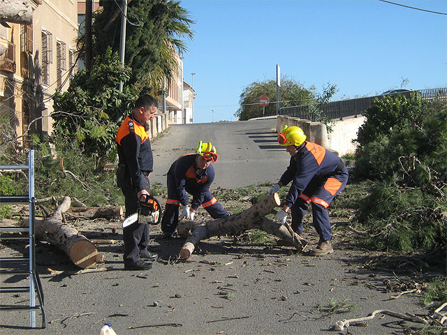 Voluntarios de Protección Civil y agentes de la Policía Local realizan más de medio centenar de actuaciones debido al fuerte temporal, Foto 3
