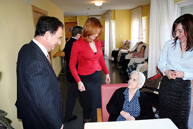 El consejero de Política Social, Mujer e Inmigración, Joaquín Bascuñana visita la Residencia “Virgen de la Salud” de Alcantarilla - 1, Foto 1