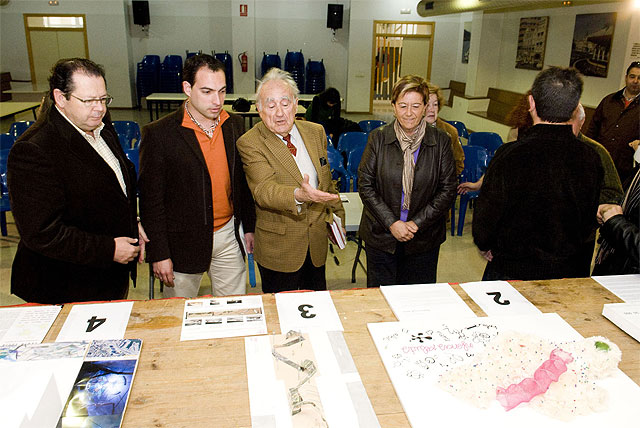 Inaugurada la exposición de maquetas de los cinco proyectos arquitectónicos que optan a instalarse en el barrio de Santa Lucía - 3, Foto 3