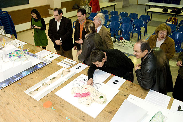 Inaugurada la exposición de maquetas de los cinco proyectos arquitectónicos que optan a instalarse en el barrio de Santa Lucía - 4, Foto 4