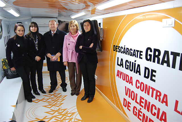 La unidad móvil informativa contra la violencia de género visitó la localidad - 1, Foto 1