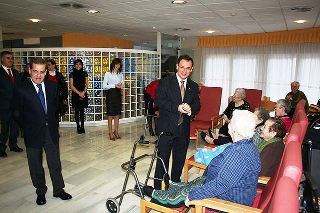 El consejero de Poltica Social, Mujer e Inmigracin, Joaqun Bascuñana visita la Residencia “Virgen de la Salud” de Alcantarilla - 1