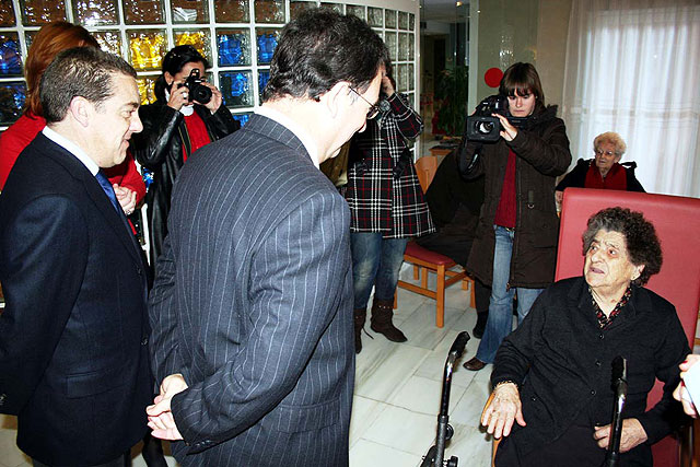 El consejero de Poltica Social, Mujer e Inmigracin, Joaqun Bascuñana visita la Residencia “Virgen de la Salud” de Alcantarilla - 2