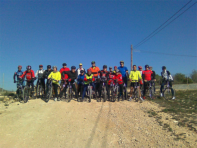 Los jóvenes conocen el municipio en mountain bike, Foto 1
