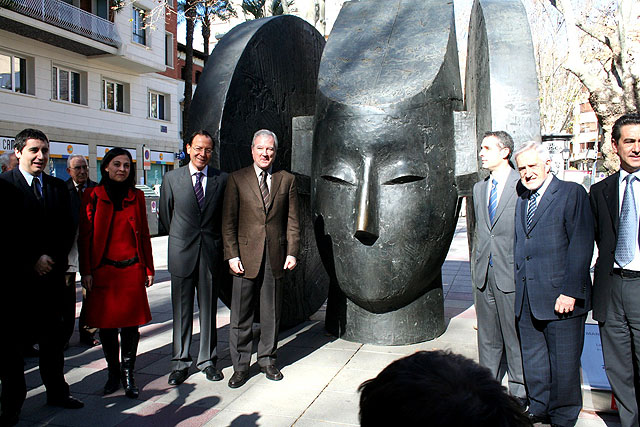 La escultura de Manolo Valdés se asoma a las calles de Murcia - 1, Foto 1