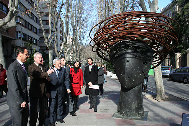 La escultura de Manolo Valdés se asoma a las calles de Murcia - 2, Foto 2