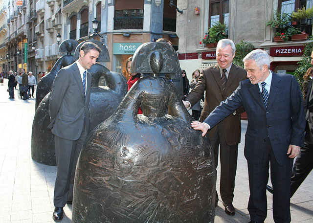 La escultura de Manolo Valdés se asoma a las calles de Murcia - 3, Foto 3
