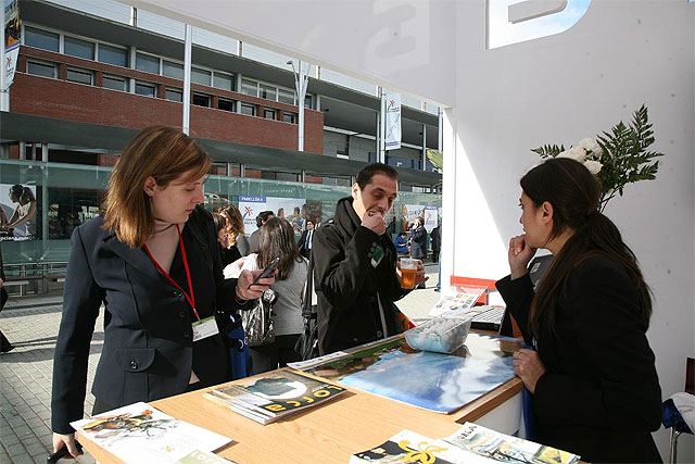 El Ayuntamiento de Lorca inicia el reparto en FITUR de un millar de pañuelos blancos y azules de promoción de “Una Pasión Diferente” - 1, Foto 1