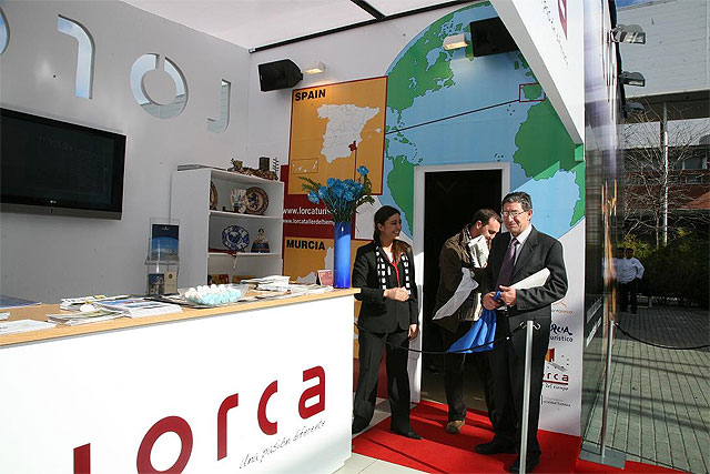 El Ayuntamiento de Lorca inicia el reparto en FITUR de un millar de pañuelos blancos y azules de promoción de “Una Pasión Diferente” - 2, Foto 2