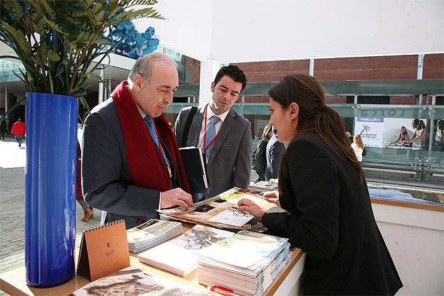 El stand de Lorca en Fitur muestra la artesanía lorquina de cerámicas, jarapas y forjado - 1, Foto 1