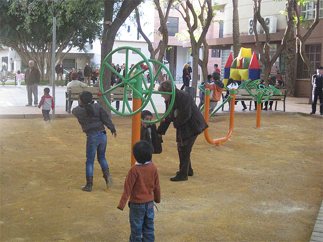Los vecinos de Churra ya disfrutan de un nuevo espacio verde junto al Centro Social de Mayores - 2, Foto 2