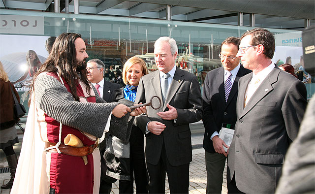 Valcárcel, tras visitar el stand lorquino en IFEMA, felicita al Ayuntamiento “por haber sido capaz de transmitir en FITUR la globalidad de los desfiles biblicopasionales” - 1, Foto 1