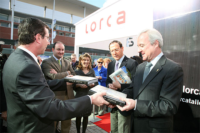 Valcárcel, tras visitar el stand lorquino en IFEMA, felicita al Ayuntamiento “por haber sido capaz de transmitir en FITUR la globalidad de los desfiles biblicopasionales” - 2, Foto 2