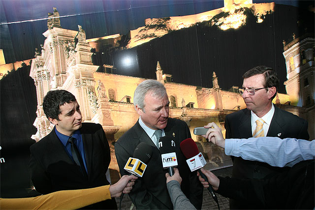 Valcárcel, tras visitar el stand lorquino en IFEMA, felicita al Ayuntamiento “por haber sido capaz de transmitir en FITUR la globalidad de los desfiles biblicopasionales” - 3, Foto 3