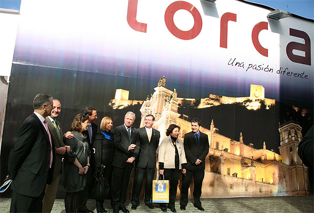 Valcárcel, tras visitar el stand lorquino en IFEMA, felicita al Ayuntamiento “por haber sido capaz de transmitir en FITUR la globalidad de los desfiles biblicopasionales” - 5, Foto 5