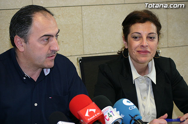 José Antonio Valverde y Trini Cayuela dan cuenta de los acuerdos adoptados en junta de Gobierno, Foto 1