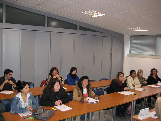 El curso de “Atención y cuidado a personas dependientes” da el pistoletazo de salida, Foto 2
