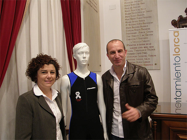 La sección de triatlón de Eliocroca lucirá en su camisetas el lazo blanco contra la violencia de genero durante la temporada 2.009 - 1, Foto 1