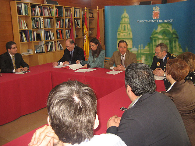 El Alcalde presenta una campaña diseñada para incrementar la seguridad en los comercios de barrios y pedanías - 2, Foto 2