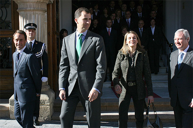 Los Príncipes de Asturias, acompañados por el presidente Valcárcel, reciben el cariño de los yeclanos en su primera visita al municipio - 1, Foto 1