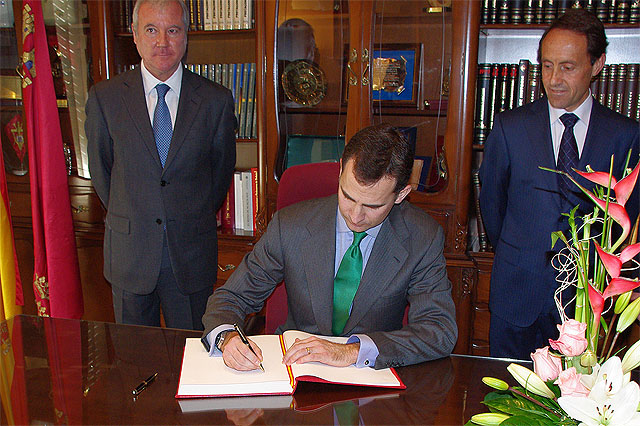 Los Príncipes de Asturias, acompañados por el presidente Valcárcel, reciben el cariño de los yeclanos en su primera visita al municipio - 2, Foto 2