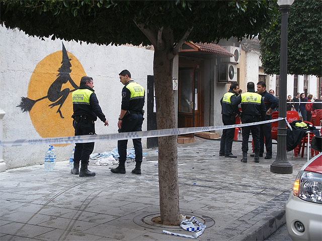 Agentes de la Policía Local intervienen con un individuo que se quema a lo bonzo en un bar de  la C/ Mayor de Alcantarilla - 1, Foto 1