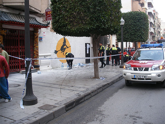 Agentes de la Policía Local intervienen con un individuo que se quema a lo bonzo en un bar de  la C/ Mayor de Alcantarilla - 2, Foto 2