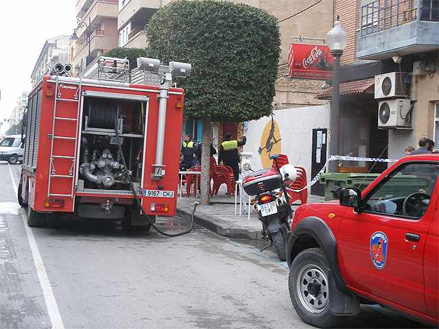 Agentes de la Policía Local intervienen con un individuo que se quema a lo bonzo en un bar de  la C/ Mayor de Alcantarilla - 4, Foto 4