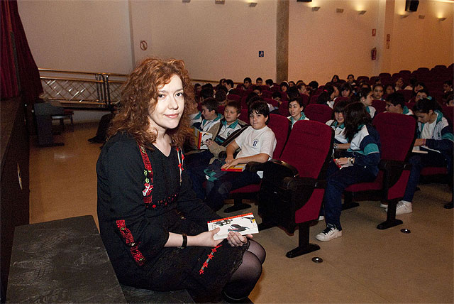 La escritora Ana Alonso comparte con estudiantes de secundaria los secretos de su novela - 1, Foto 1