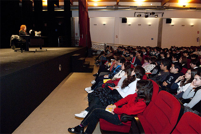 La escritora Ana Alonso comparte con estudiantes de secundaria los secretos de su novela - 2, Foto 2