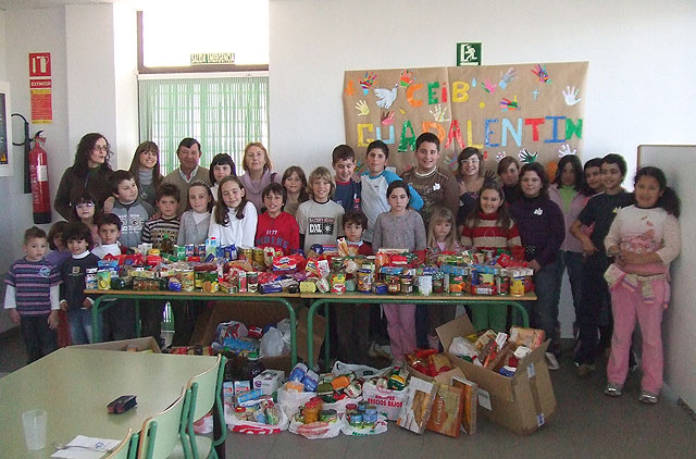 Los alumnos del colegio “Guadalentín” de El Paretón llevan a cabo una campaña de recogida de alimentos, Foto 1