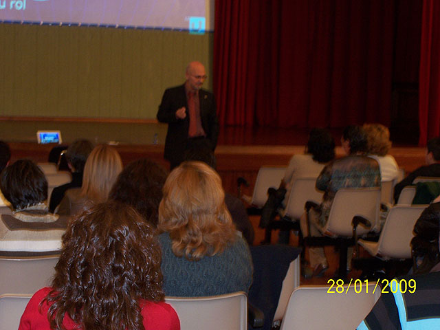 La charla sobre “Acosados ¡el bulling!” contó con la asistencia de una treintena de personas, Foto 1