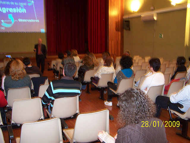 La charla sobre “Acosados ¡el bulling!” contó con la asistencia de una treintena de personas, Foto 2