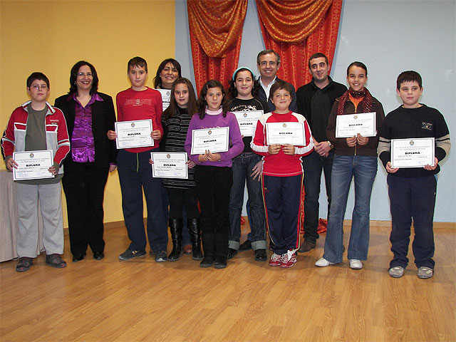 Entrega de diplomas de participación a los escolares que formaron parte de un pleno - 1, Foto 1