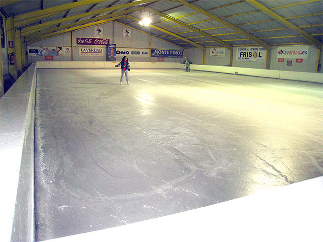 21.000 murcianos han patinado ya en la pista de hielo del Barnés - 1, Foto 1
