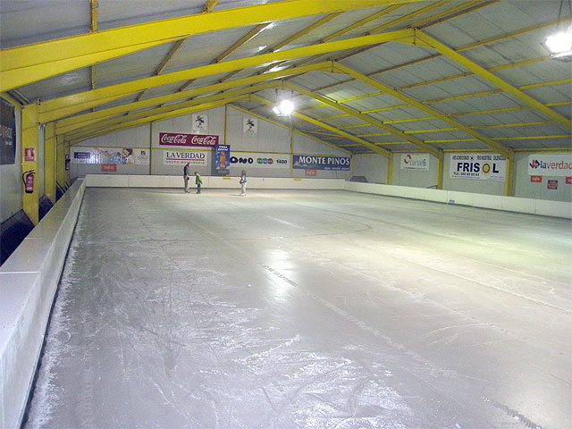 21.000 murcianos han patinado ya en la pista de hielo del Barnés - 2, Foto 2